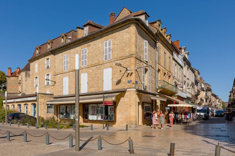Sarlat-la-Canéda - Rue de la République & place du juillet — travel photo of Sarlat-la-Canéda, Dordogne & Sarlat