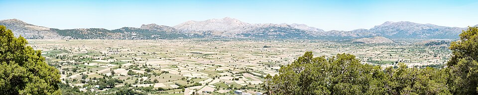 Lasithi Plateau, Crete, Greece, view from Zeus' cave, Psichro — travel photo of Lasithi plateau