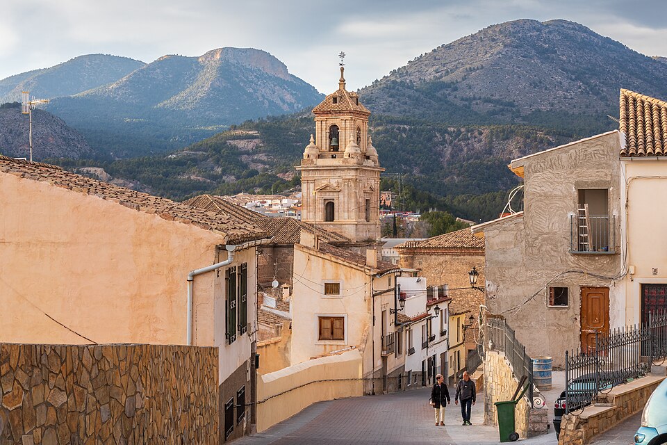 Cuesta del Castillo towards Iglesia del Salvador in Caravaca de la Cruz, Noroeste, Murcia, Spain, February — travel photo of Caravaca de la Cruz, Region of Murcia