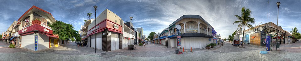 Quinta Avenida at Calle 4 Norte - Playa del Carmen, Mexico - August — travel photo of Quinta Avenida, Playa del Carmen