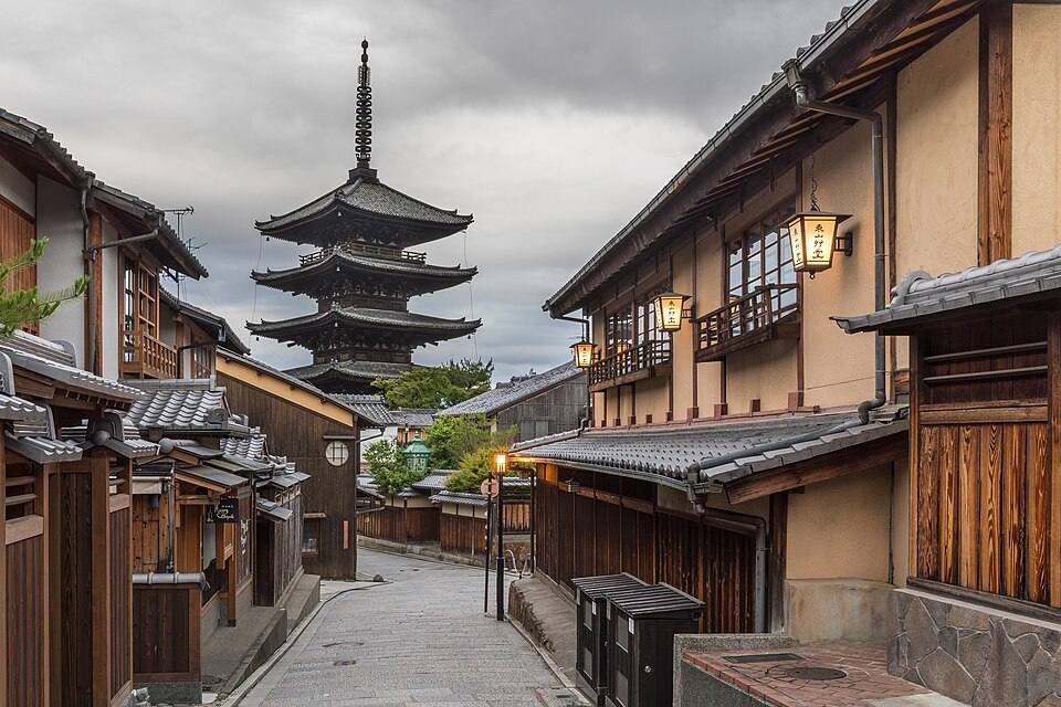 Yasaka-dori early morning with street lanterns and the Tower of Yasaka (Hokan-ji Temple), Kyoto, Japan — travel photo of Kyoto, Japan