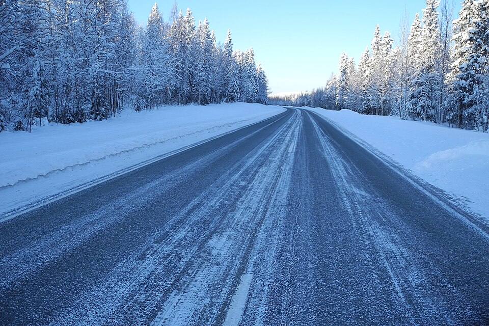 Main road near Sinettä — travel photo of Sinettä