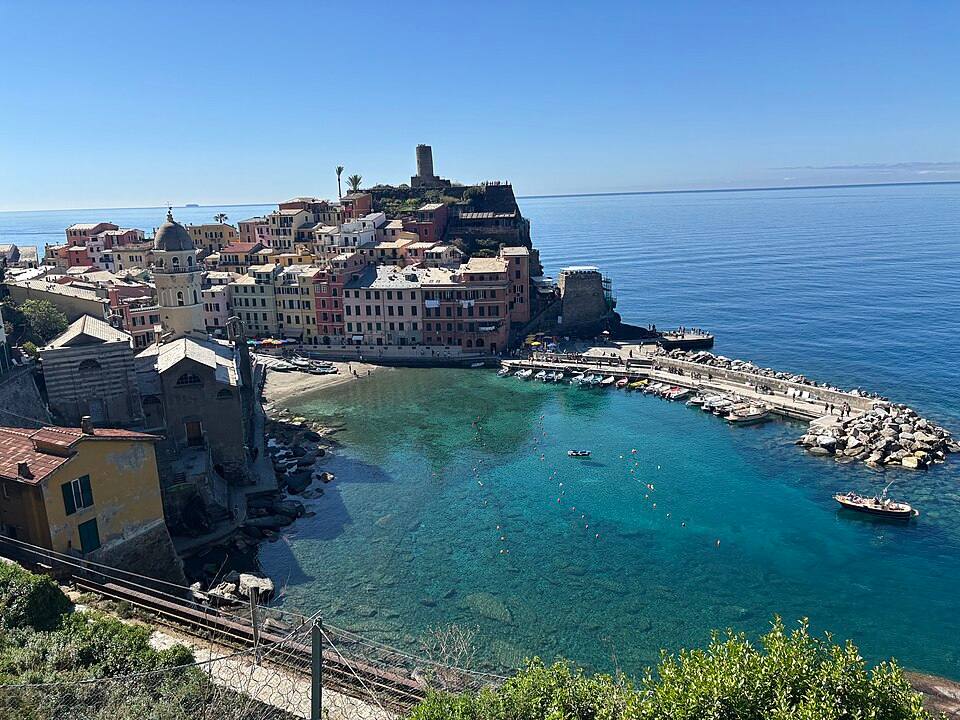 Vernazza harbour panorama, Cinque Terre, Liguria, Italy, April — travel photo of Vernazza, Cinque Terre