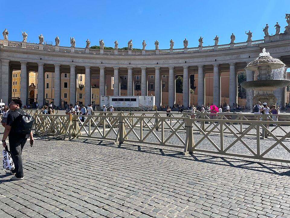 Piazza San Pietro Vatican post office — travel photo of Vatican post office, St Peter's Square