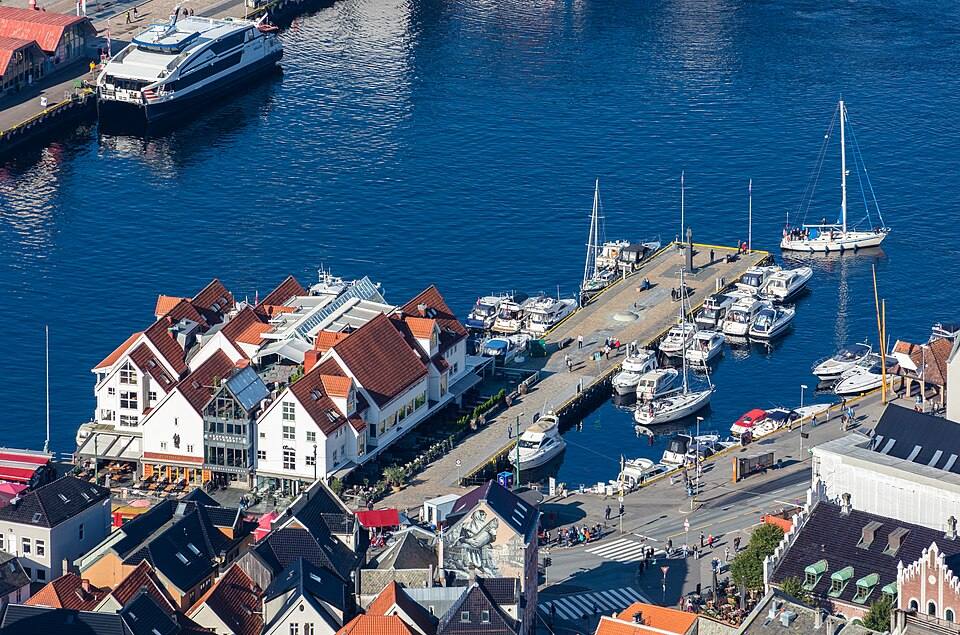 Vista del puerto de Bergen desde la montaña Fløyen, Noruega — travel photo of Fløyen, Bergen
