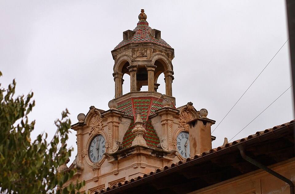 Alcudia, torre Ayuntamiento con reloj — travel photo of Alcúdia