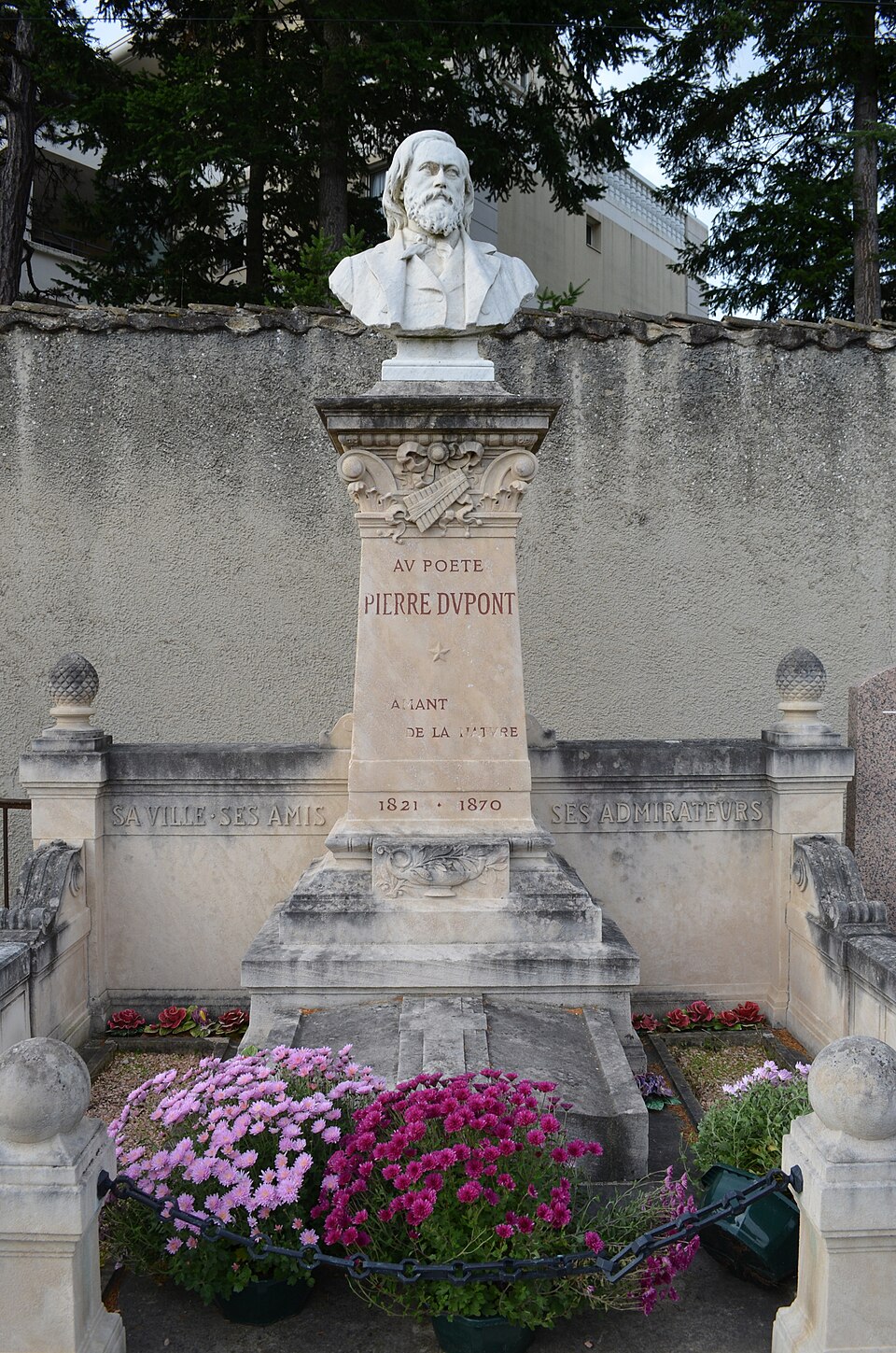 Cimetière de la Croix-Rousse ancien (Lyon) - tombe du poète Pierre Dupont — travel photo of Croix-Rousse, Lyon