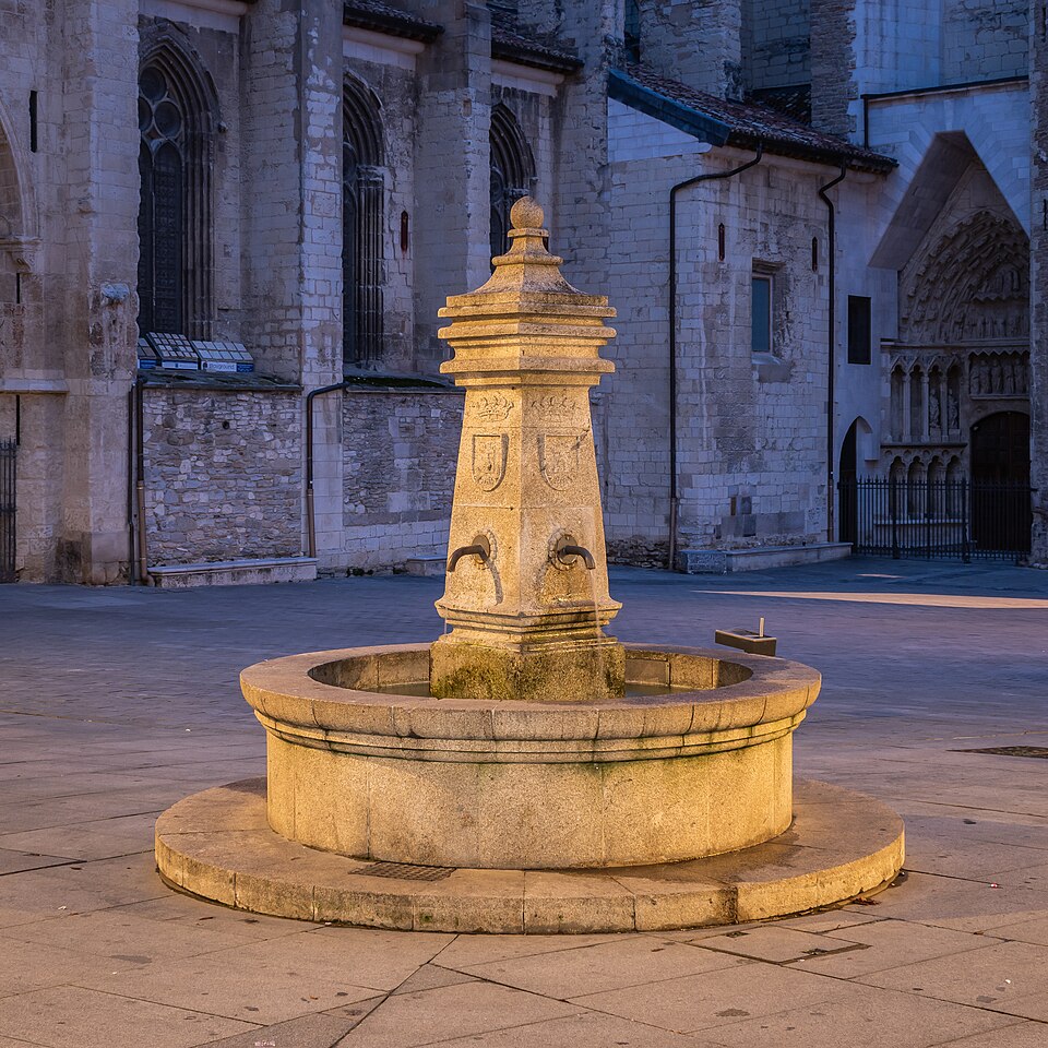 Fountain at Plaza de Sta Maria in Vitoria-Gasteiz (1) — travel photo of Vitoria-Gasteiz