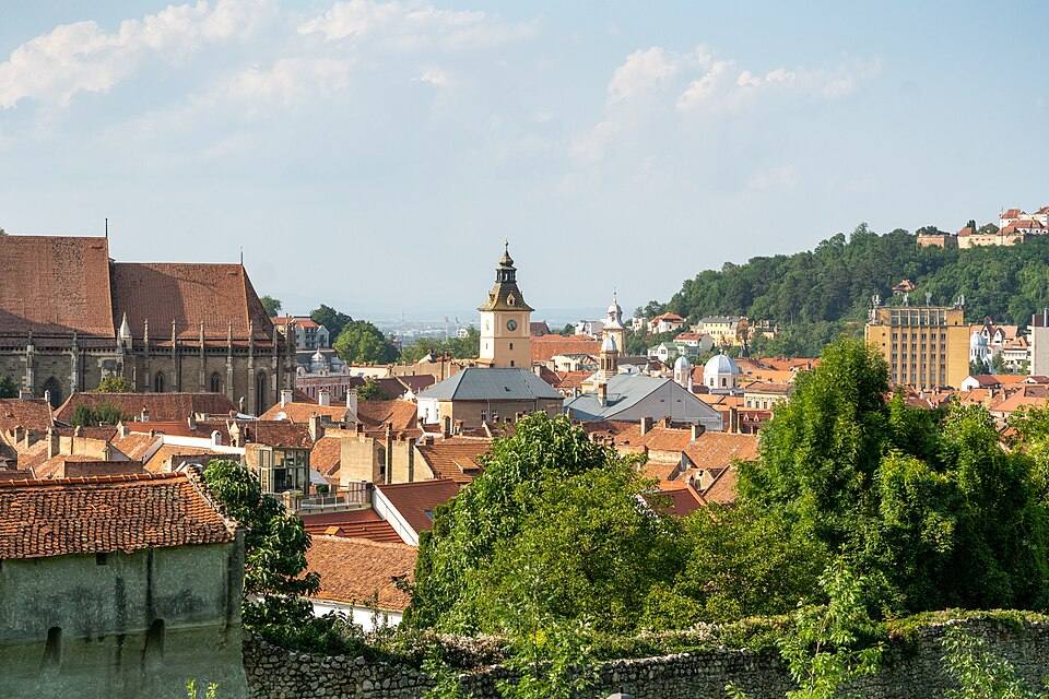 Brașov skyline with the Black Church ( ) — travel photo of Brașov
