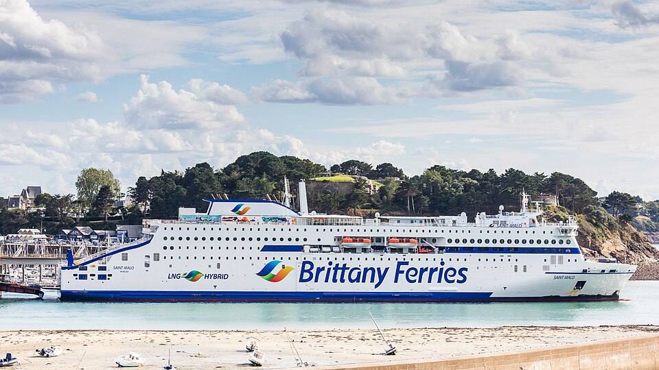 Ferry Saint Malo - IMO - of Brittany Ferries in port of Saint-Malo — travel photo of Brittany — Saint-Malo