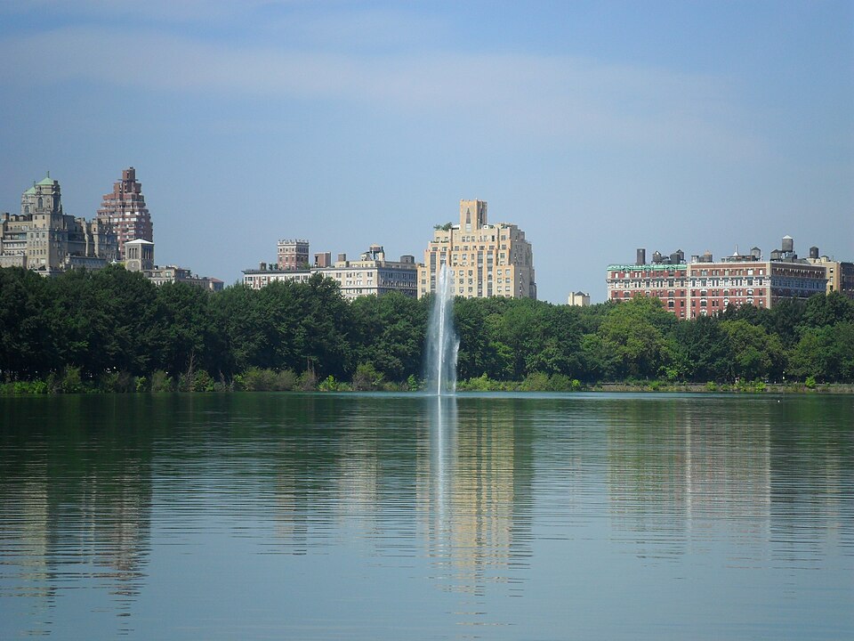 Fountain in Jacqueline Kennedy Onassis Central Park Reservoir Upper West Side Manhattan Skyline View — travel photo of Upper West Side, Central Park & the Upper Sides